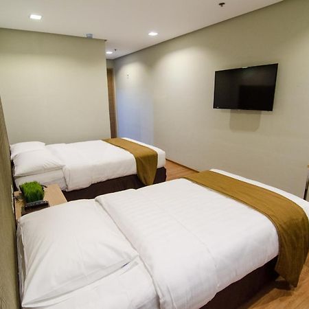 Madison Hotel Phl Илойло Сити Екстериор снимка