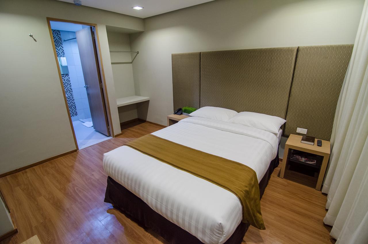 Madison Hotel Phl Илойло Сити Екстериор снимка