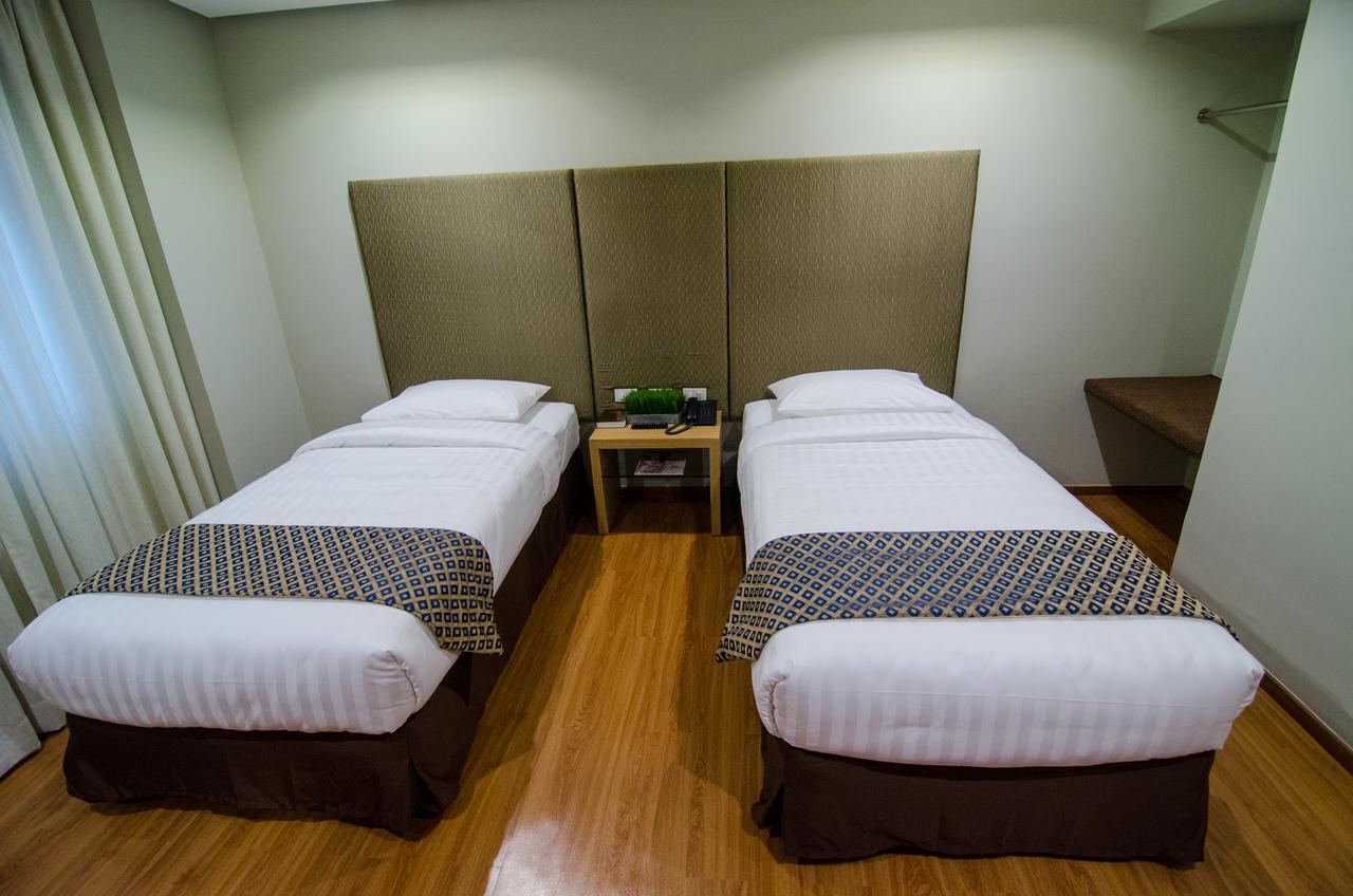 Madison Hotel Phl Илойло Сити Екстериор снимка