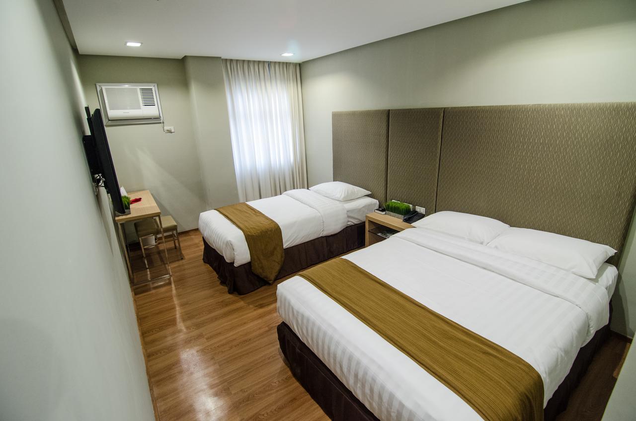 Madison Hotel Phl Илойло Сити Екстериор снимка