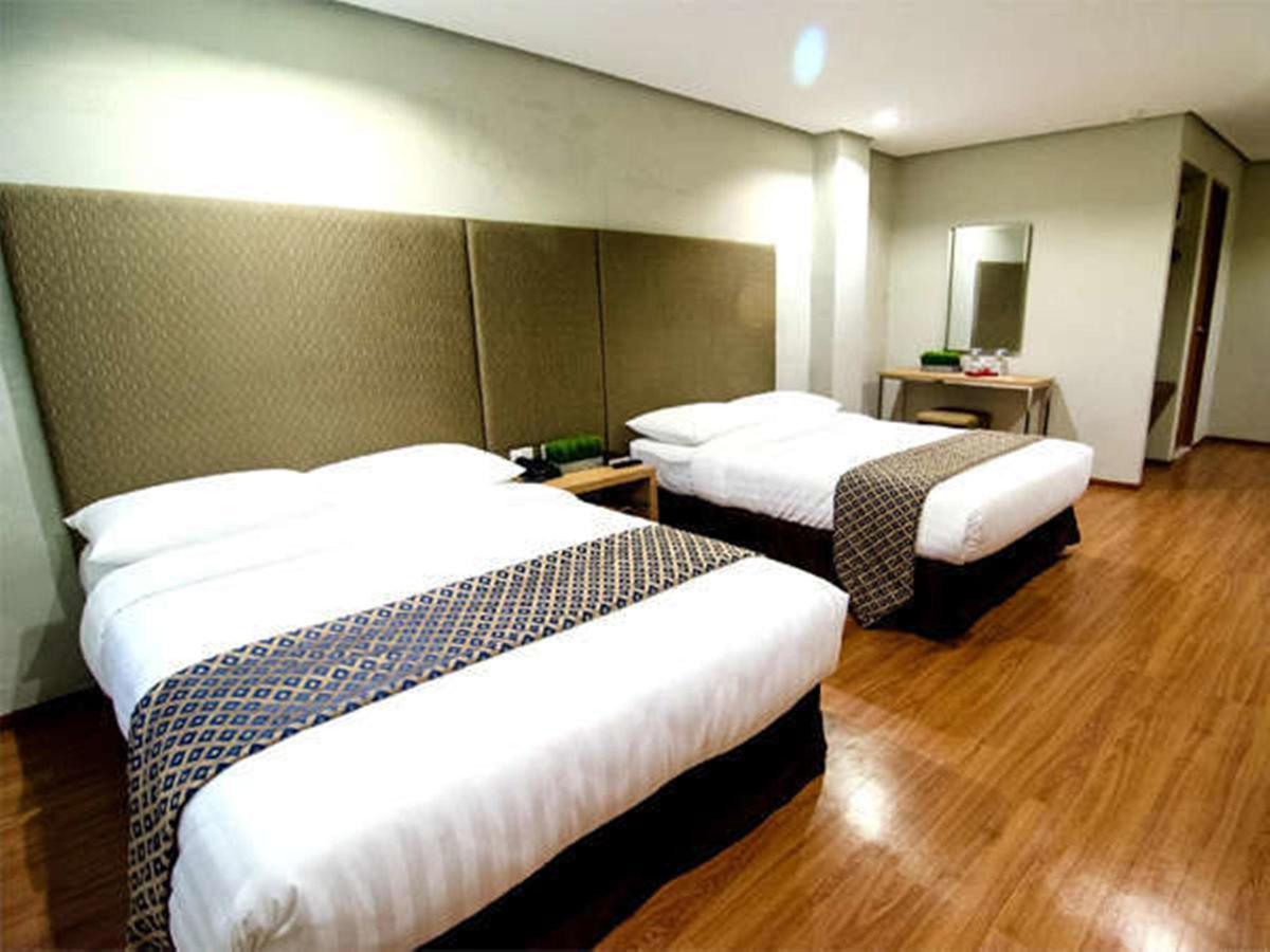 Madison Hotel Phl Илойло Сити Екстериор снимка