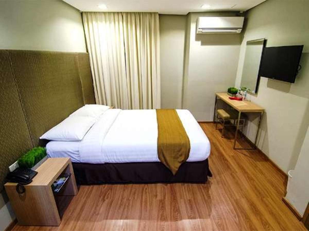 Madison Hotel Phl Илойло Сити Екстериор снимка