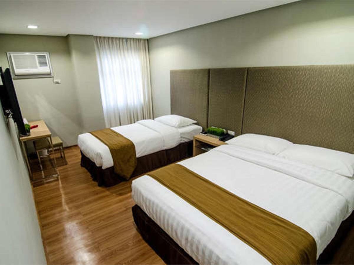 Madison Hotel Phl Илойло Сити Екстериор снимка