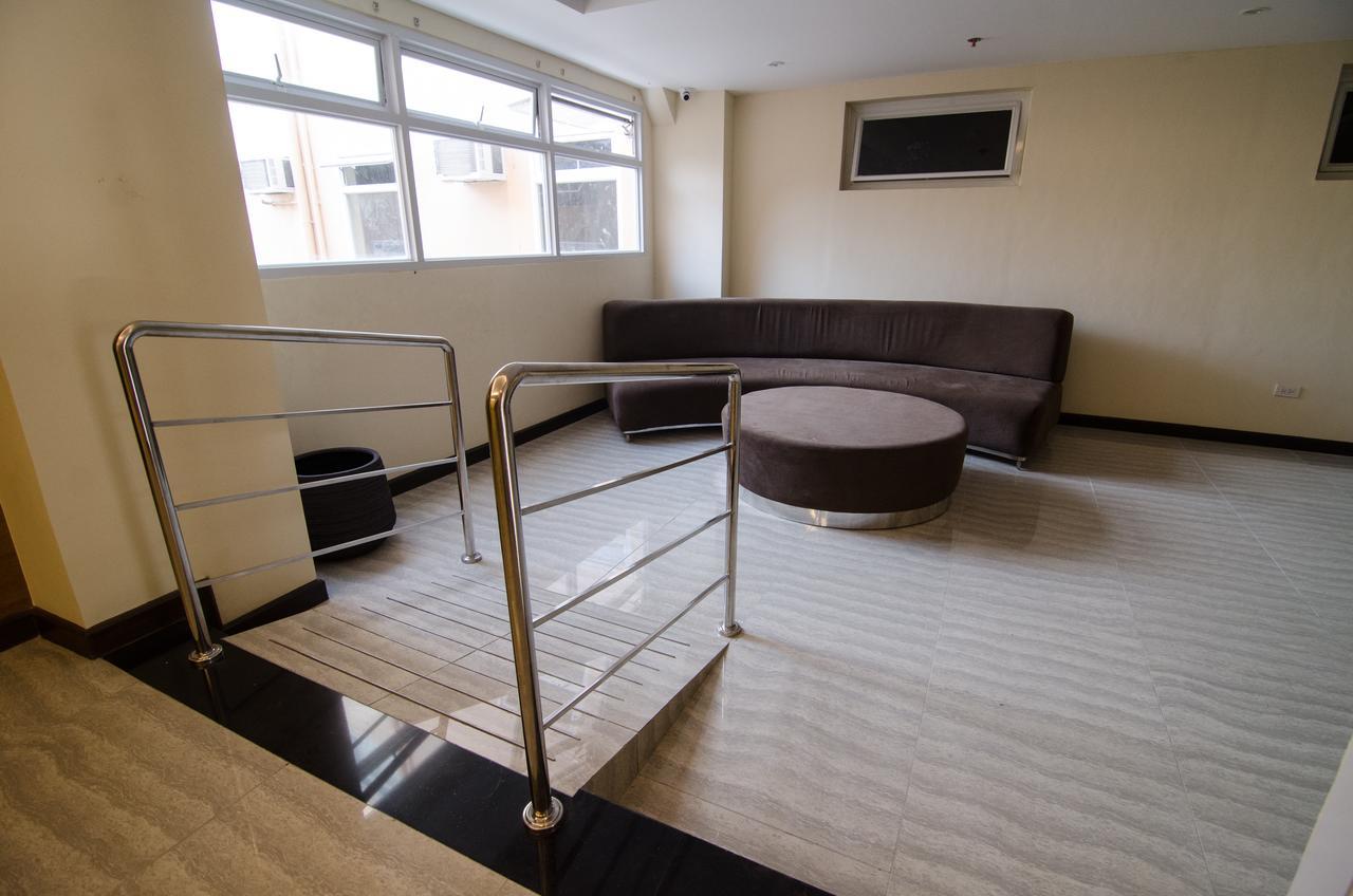 Madison Hotel Phl Илойло Сити Екстериор снимка