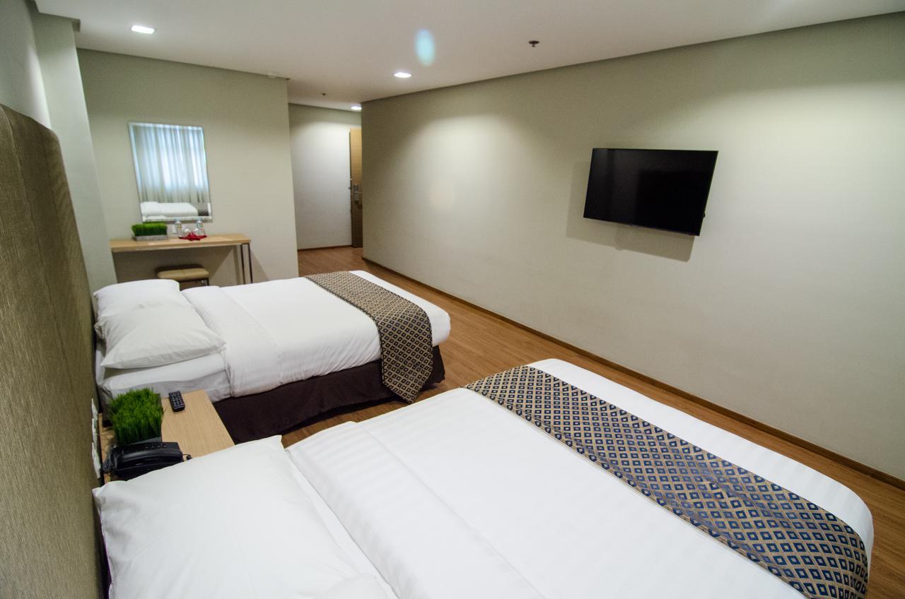 Madison Hotel Phl Илойло Сити Екстериор снимка