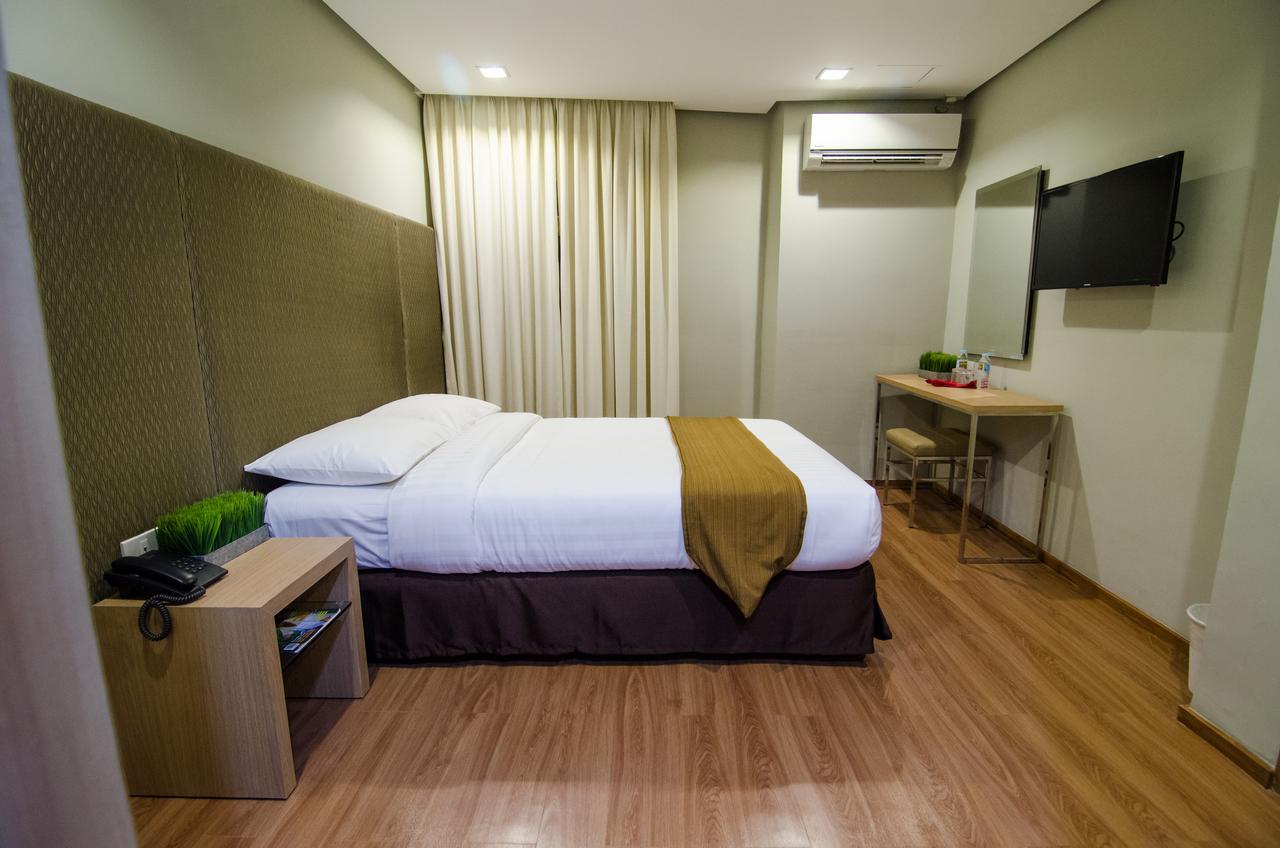Madison Hotel Phl Илойло Сити Екстериор снимка