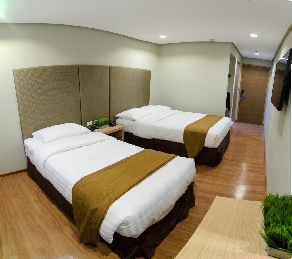 Madison Hotel Phl Илойло Сити Екстериор снимка