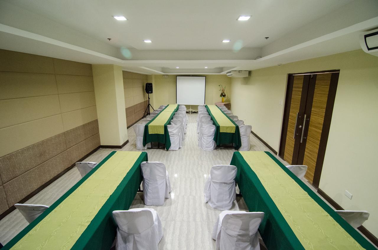 Madison Hotel Phl Илойло Сити Екстериор снимка