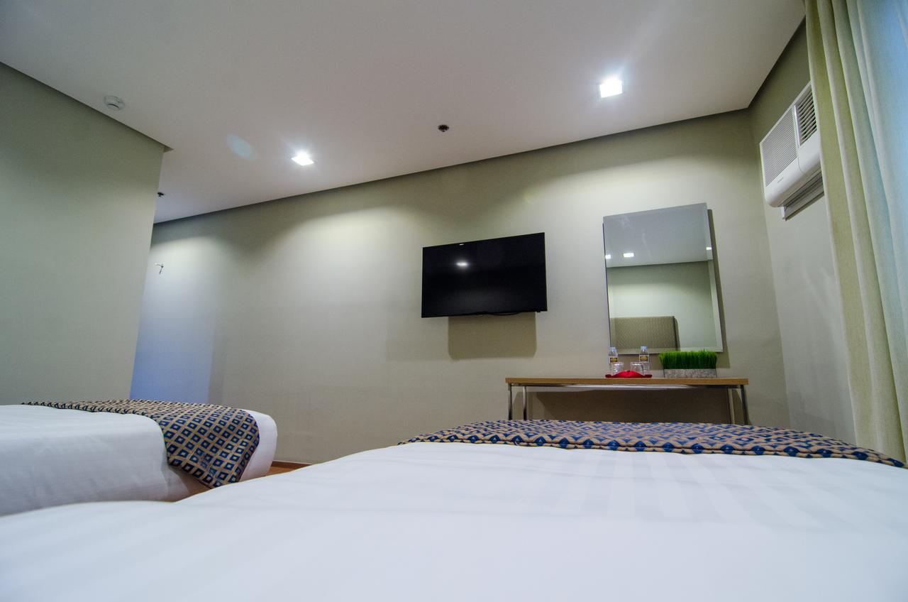 Madison Hotel Phl Илойло Сити Екстериор снимка