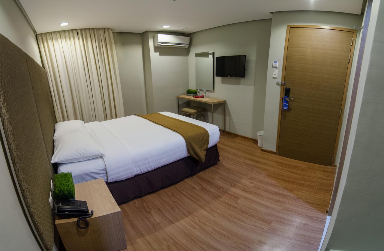 Madison Hotel Phl Илойло Сити Екстериор снимка