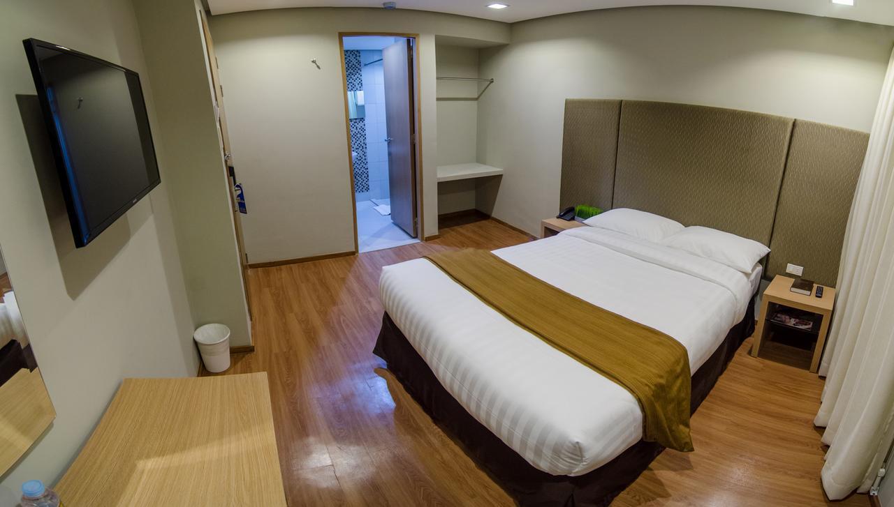 Madison Hotel Phl Илойло Сити Екстериор снимка
