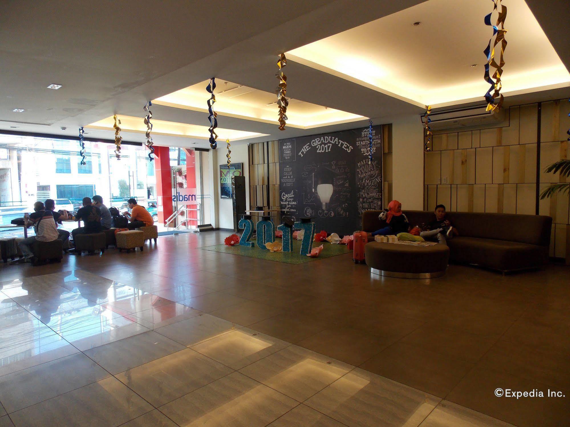 Madison Hotel Phl Илойло Сити Екстериор снимка
