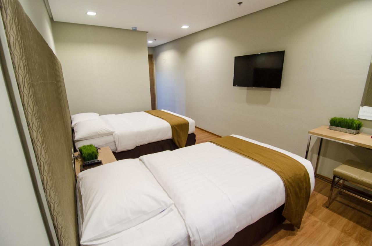Madison Hotel Phl Илойло Сити Екстериор снимка