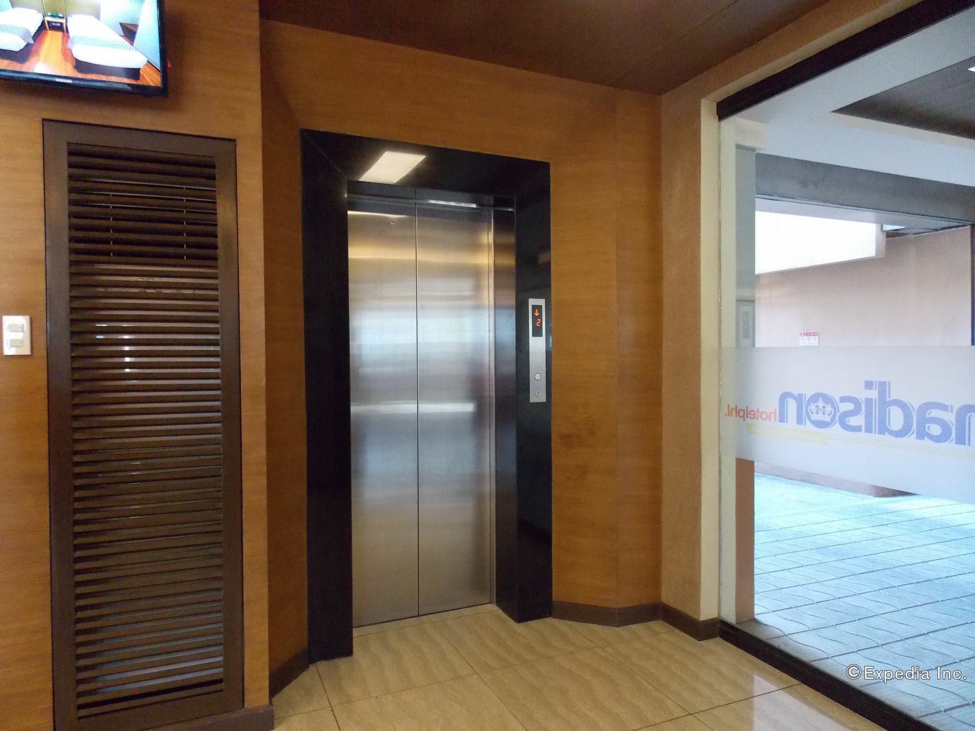 Madison Hotel Phl Илойло Сити Екстериор снимка